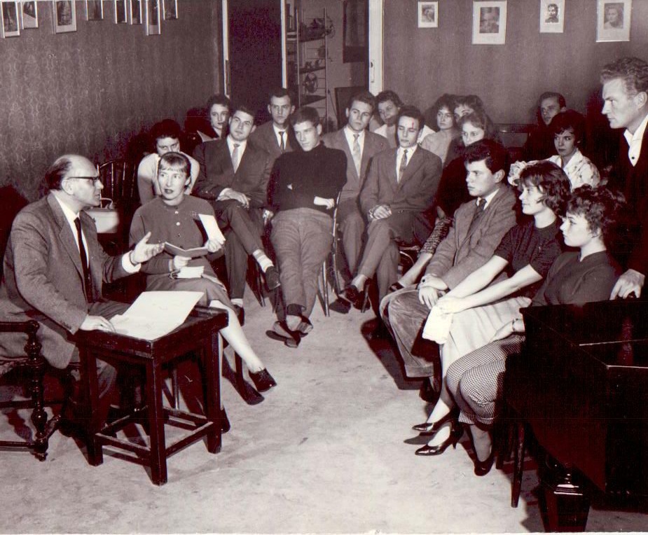 Burgschauspieler Professor Helmuth Krauss unterrichtet in den 50er Jahren an seiner Schauspielschule Krauss in Wien