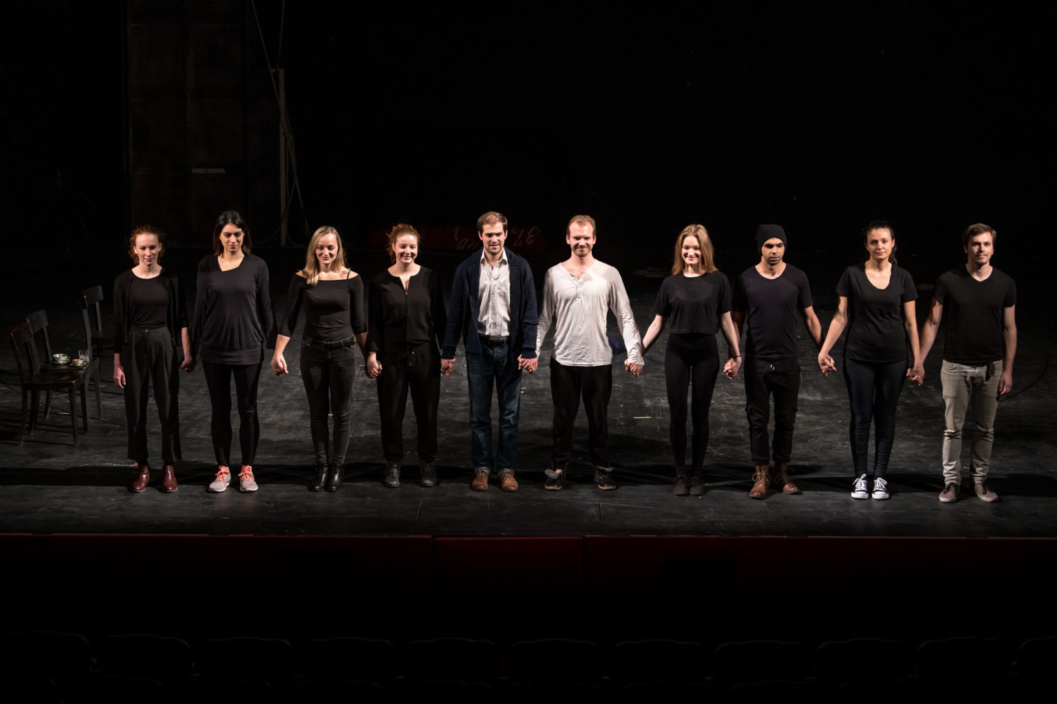 Ensemble der Schauspielschule Krauss nach einer Bühnenpräsentation im Theater in der Josefstadt – Schauspielschüler*innen beim Schlussapplaus