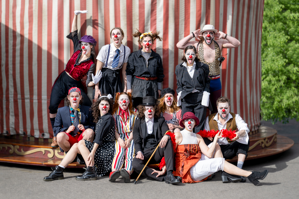 12 Clowns spielen ein Theaterstück