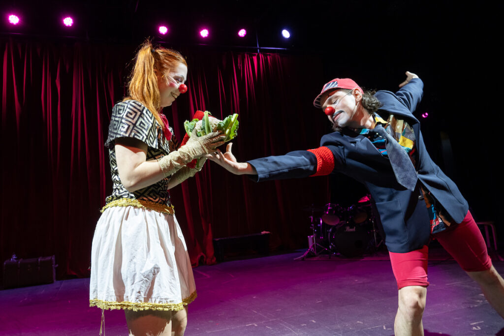 Clowns auf Theaterbühne in expressiver Körpersprache – symbolisch für körperorientierte Schauspielmethoden nach Lecoq, Grotowski und Vasiliev.