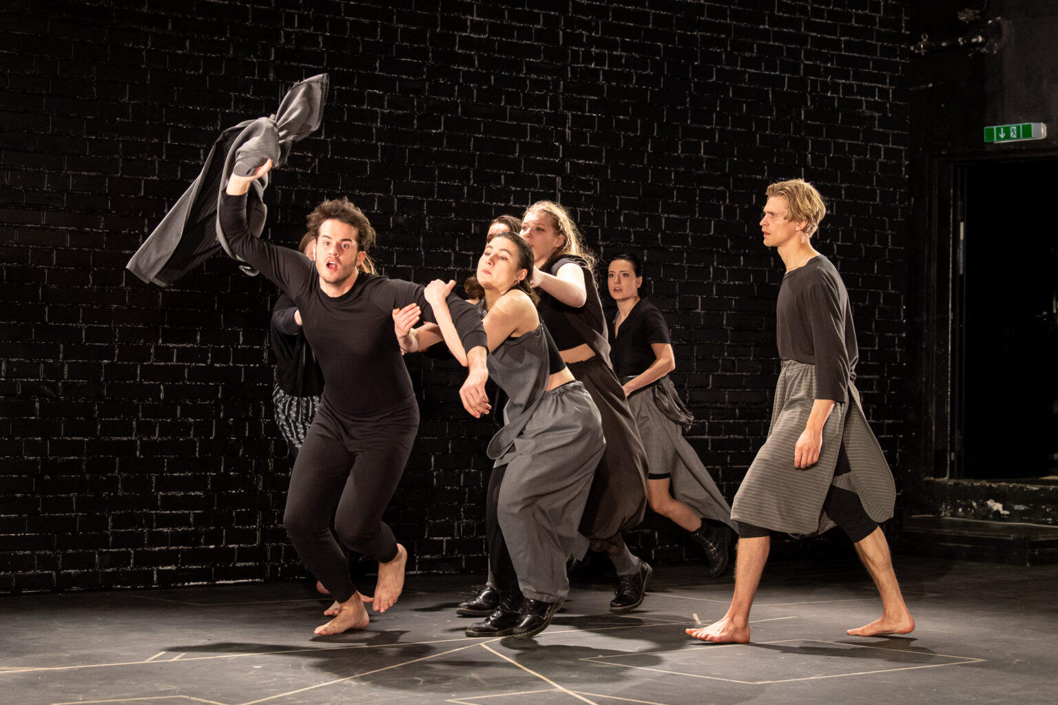 Schauspielschüler*innen der Schauspielschule Krauss zeigen eine Szene auf der Bühne des Schauspielhaus Wien – ein wichtiger Teil der Vorbereitung auf die Schauspiel-Aufnahmeprüfung.