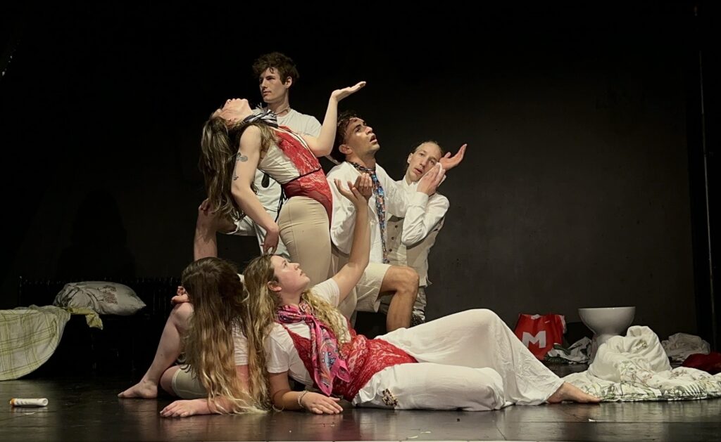 Sommerkurse Schauspiel ACTION in Wien -Teilnehmer eines Schauspiel-Workshops bei einer szenischen Übung auf der Bühne – konzentriert, ausdrucksstark, in Bewegung.