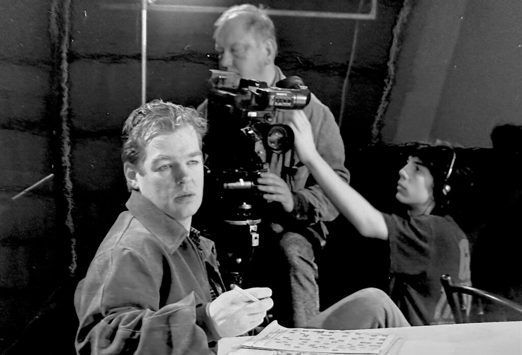 Schauspieler bei der Filmszene mit Kamerateam – Close-up einer Filmaufnahme mit Schauspiel, Kamera und Ton am Set.